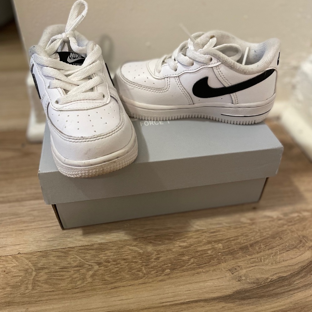 Nike White/Black Sneakers